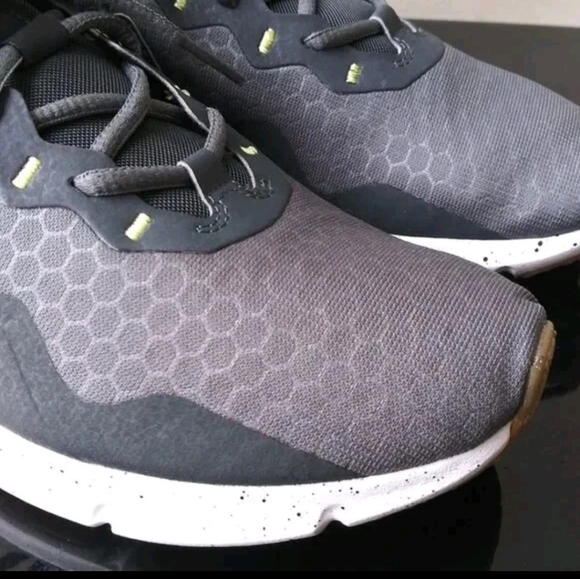 Nike LEGEND ESSENTIAL 2 Mens Black White Silver Size 8.5 - Picture 3 of 7